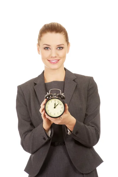 Jeune femme d'affaires avec une horloge. — Photo