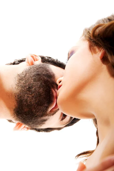 Feliz hermosa pareja besándose. — Foto de Stock