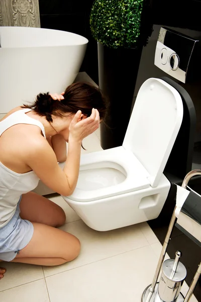 Mujer vomitando en baño . — Foto de Stock