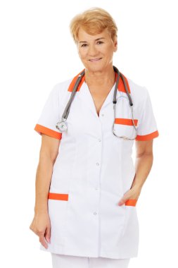 Yaşlı kadın doktor stetoskop ile gülümse