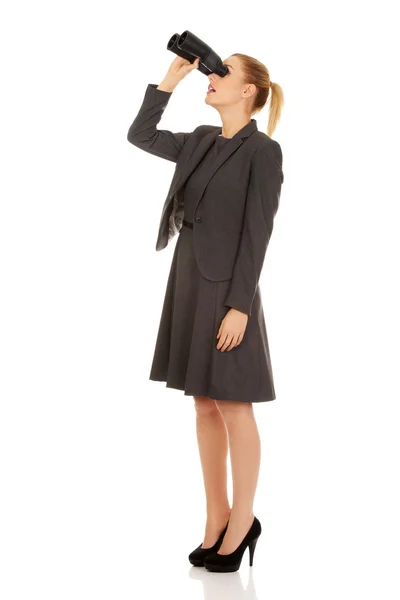 Jovem mulher de negócios com um binocular — Fotografia de Stock