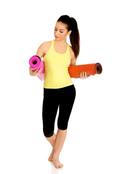 Fitness kvinna redo hålla yogamattor. — Stockfoto