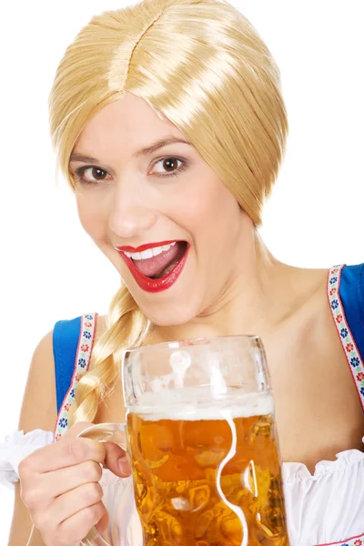 Mooie Beierse vrouw met bier. — Stockfoto