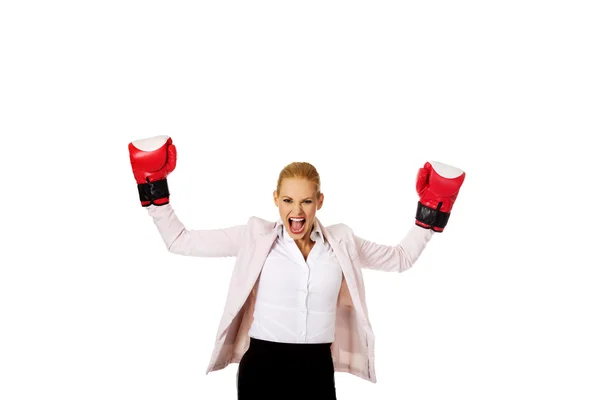 Geschäftsfrau in roten Boxhandschuhen — Stockfoto