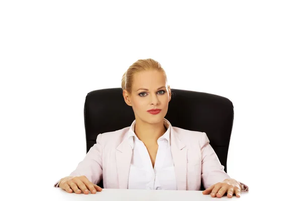 Feliz mulher de negócios sentada atrás da mesa — Fotografia de Stock