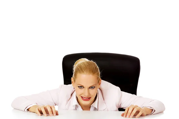 Ontspannen glimlach zakenvrouw liggen op het Bureau — Stockfoto