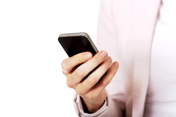 Jovem mulher de negócios usando um telefone celular — Fotografia de Stock