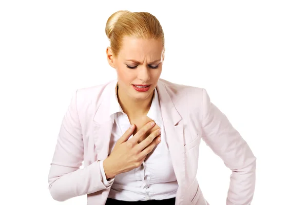 Νέοι επαγγελματίες γυναίκα έχοντας καρδιακές παθήσεις — Φωτογραφία Αρχείου