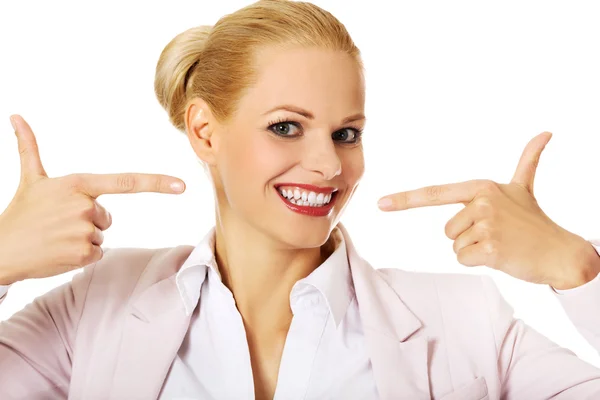 Geschäftsfrau zeigt auf ihr glückliches Lächeln — Stockfoto
