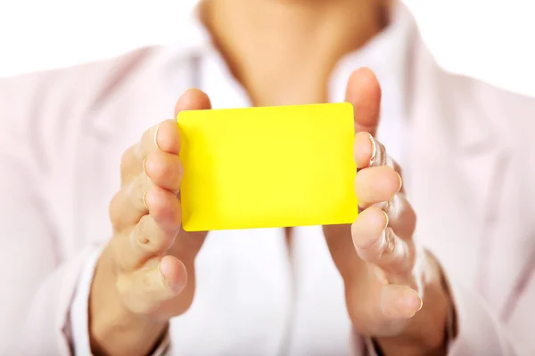 Young business woman holding small empty paper card — Stock Photo, Image