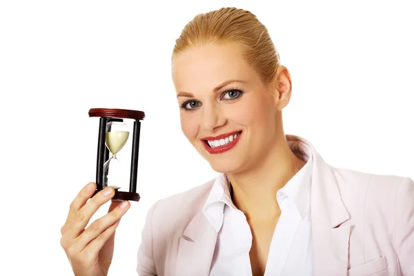 Joven mujer de negocios sosteniendo el concepto hourglass.Time — Foto de Stock