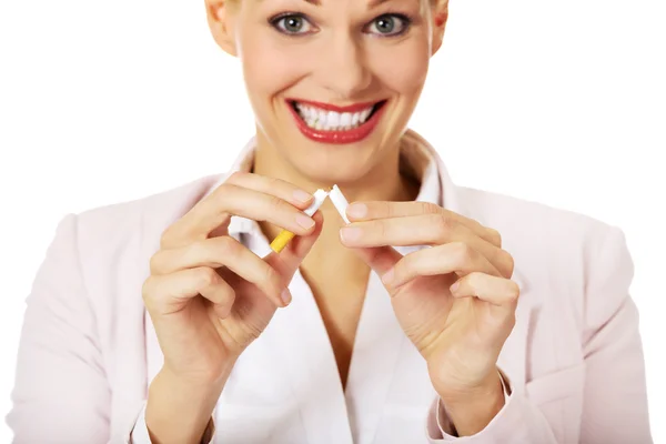 Glimlach zakenvrouw breken een sigaret — Stockfoto