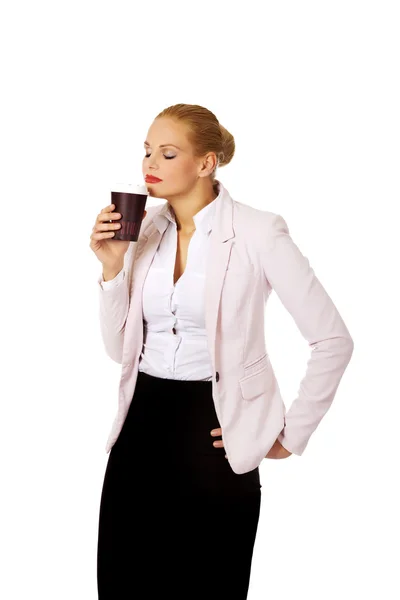 Geschäftsfrau riecht Kaffee in Pappbecher — Stockfoto