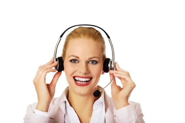 Operadora de telefone feminino sorridente em fones de ouvido — Fotografia de Stock