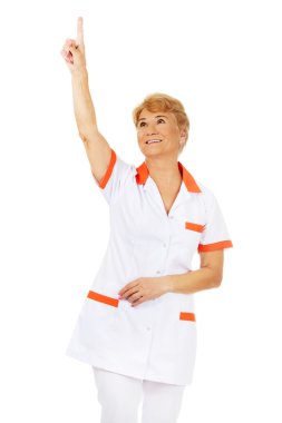 Gülümseme yaşlı kadın doktor veya hemşire yukarı dönük