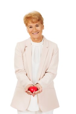 Kalp modeli tutan gülümseme yaşlı kadın