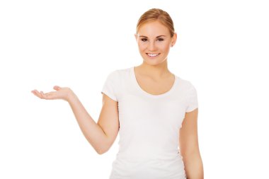 Genç kadın bir şey açık avuç içinde sunulması