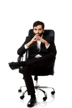 bir sandalyede oturan genç işadamı.