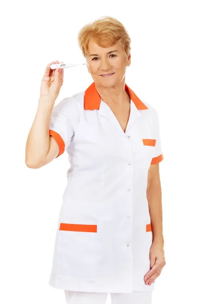 Lächeln ältere Ärztin oder Krankenschwester mit Thermometer — Stockfoto