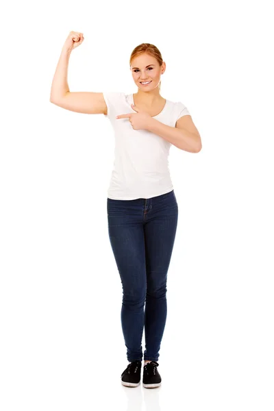 Engraçado jovem mulher mostrando seus músculos — Fotografia de Stock