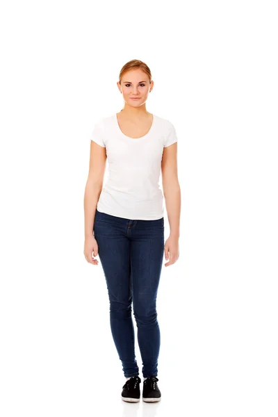 Leende unga blonda kvinnan i vit t-shirt — Stockfoto