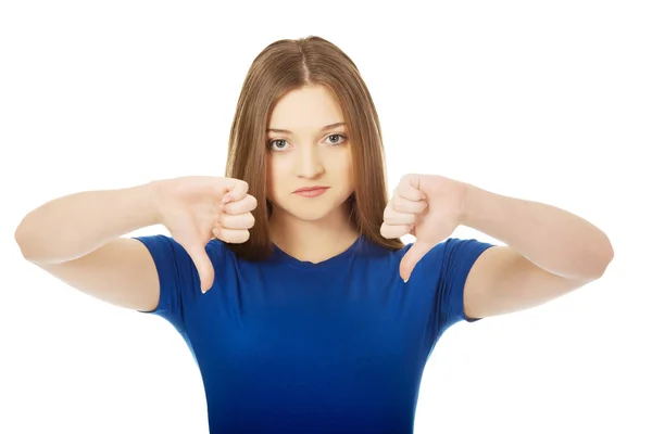 Jonge vrouw met duim omlaag. — Stockfoto