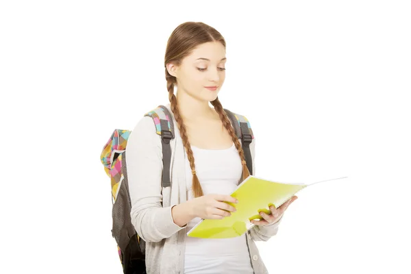 Tonåring flicka med skolan ryggsäck. — Stockfoto