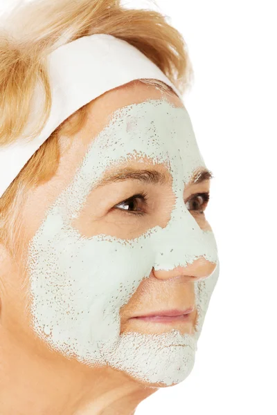 Mujer anciana relajada en máscara facial — Foto de Stock