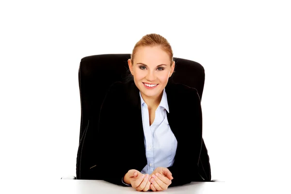 Mujer de negocios feliz sentado detrás del escritorio —  Fotos de Stock