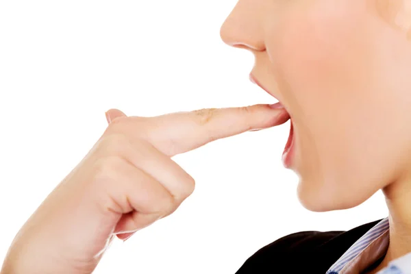 Женщина провоцирует рвоту, прикладывая палец к рту — стоковое фото