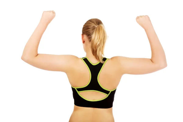 Rückenansicht einer athletischen Frau, die Muskeln zeigt — Stockfoto