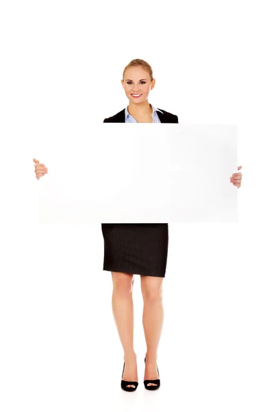 Sorridente giovane donna d'affari in possesso di banner vuoto — Foto Stock