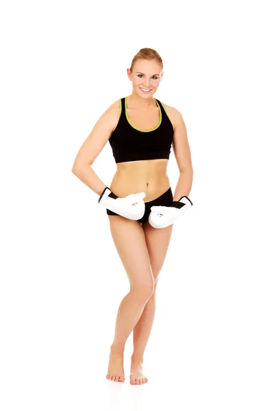 Boxning fitness kvinna klädd i vita boxningshandskar — Stockfoto