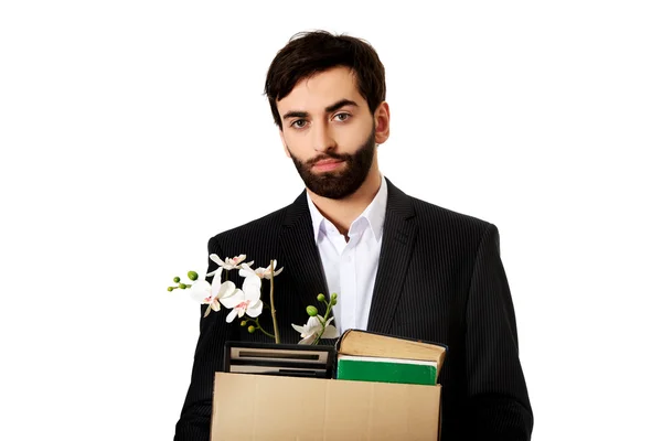 Бізнесмен тримає коробку з особистими речами . — стокове фото