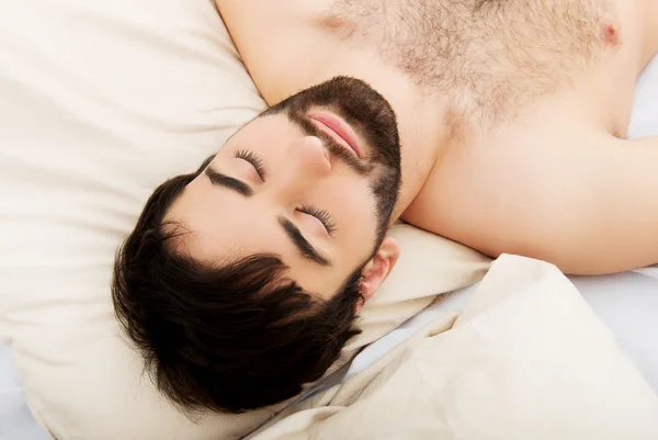 Joven acostado en la cama. —  Fotos de Stock