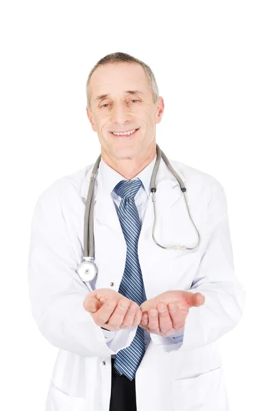 Dojrzały mężczyzna lekarz z otwartej ręce — Zdjęcie stockowe