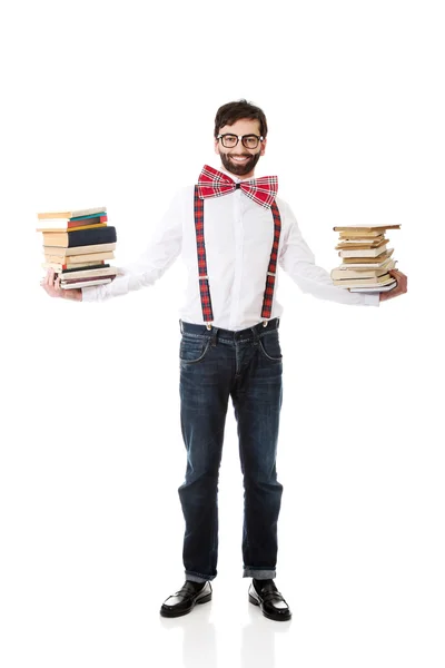 Uomo che indossa bretelle con pila di libri . — Foto Stock