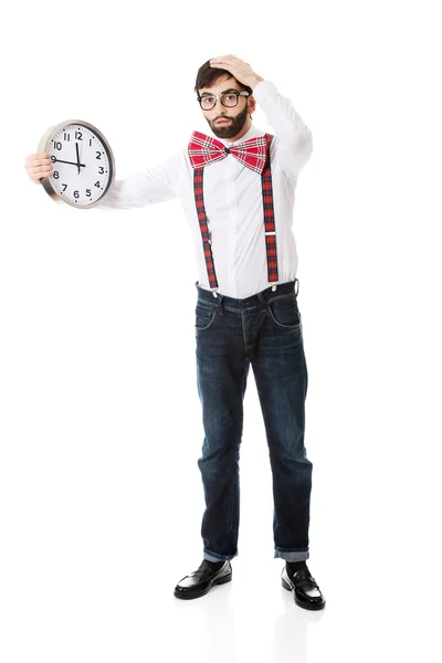 Mann trägt Hosenträger mit großer Uhr. — Stockfoto