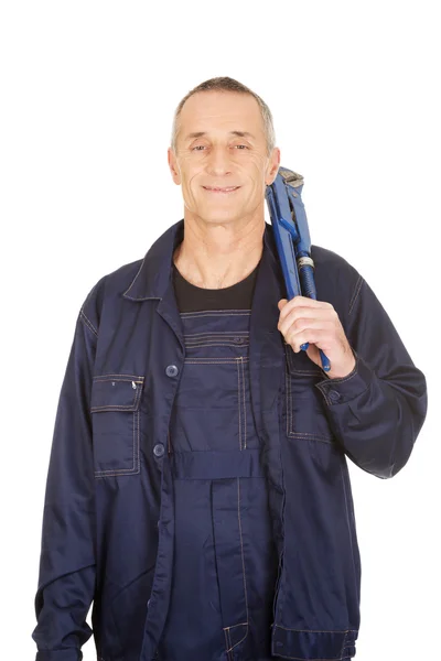 Loodgieter houden een moersleutel — Stockfoto