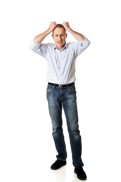 Homme frustré tirant ses cheveux — Photo