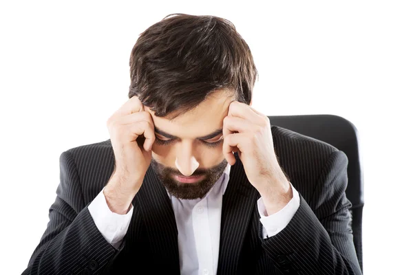 Empresario sentado en el escritorio . — Foto de Stock