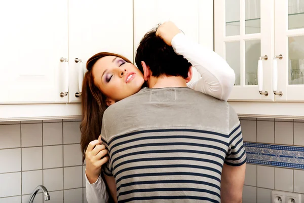 Pareja romántica besándose en la cocina . — Foto de Stock