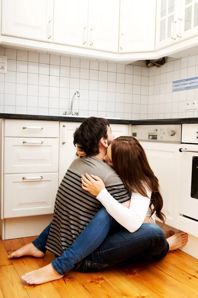 Casal romântico abraçando na cozinha. — Fotografia de Stock