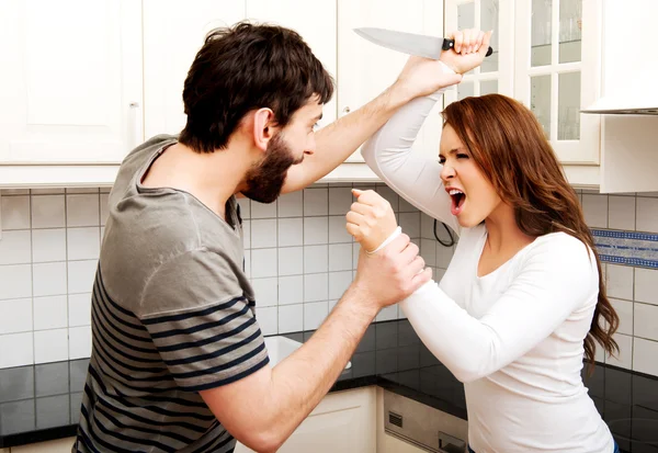 Jeune couple se disputant dans la cuisine . — Photo