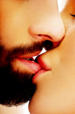 Mutlu güzel çift öpüşüyor.