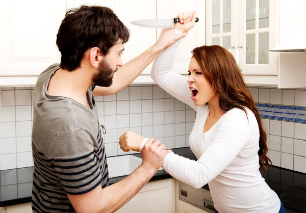 Jeune couple se disputant dans la cuisine . — Photo