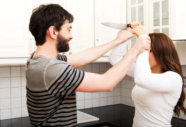 Jeune couple se disputant dans la cuisine . — Photo