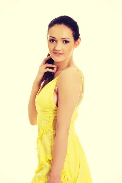 Modelo feminino bonita em vestido amarelo . — Fotografia de Stock