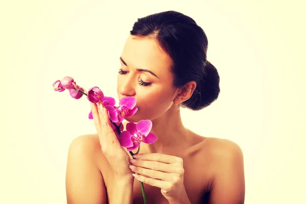 Topless vrouw met paars orchid branch — Stockfoto