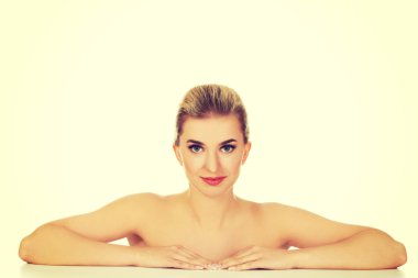 Tabloyu temel alan genç güzel kadın